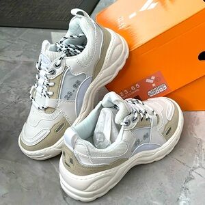 V2 White 23.65 Sneaker